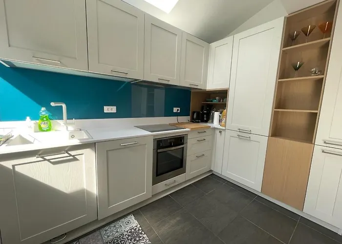 Triplex Calme Avec Terrasse, Climatisation, Proche Et Commerces à - Fr-1-474-249 *